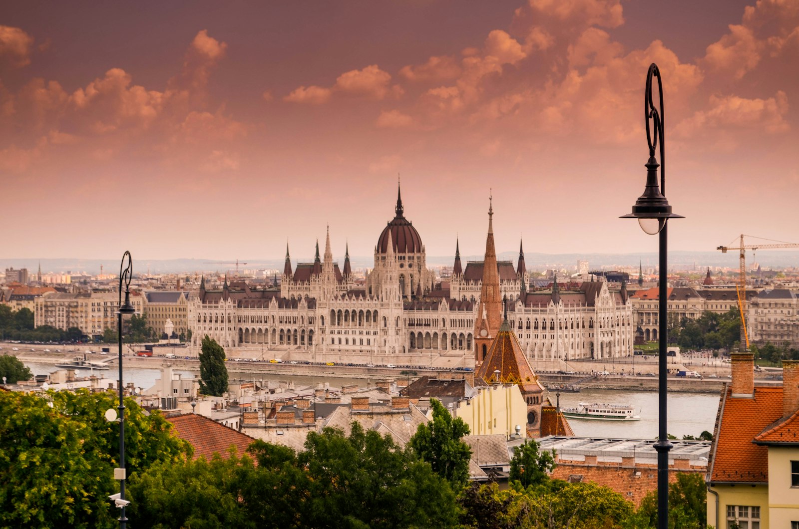 Regalar viaje a Budapest — Parlamento iluminado sobre el Danubio al atardecer