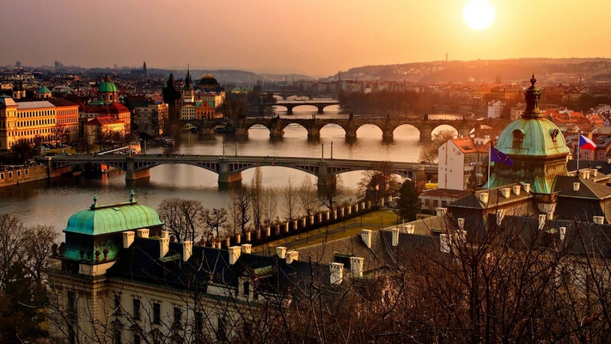 Regalar viaje a Praga — Puente de Carlos y torres medievales al amanecer
